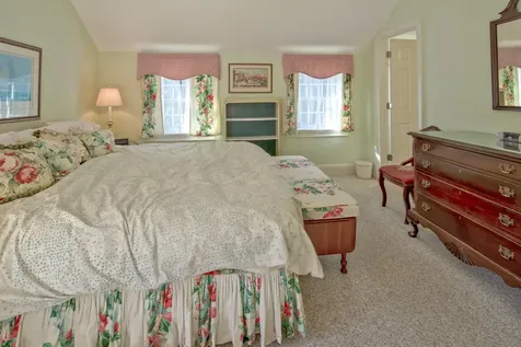 16 Clay Avenue Oak Bluffs MA 02557-1442