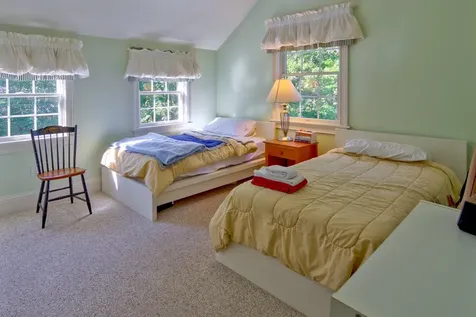 16 Clay Avenue Oak Bluffs MA 02557-1442