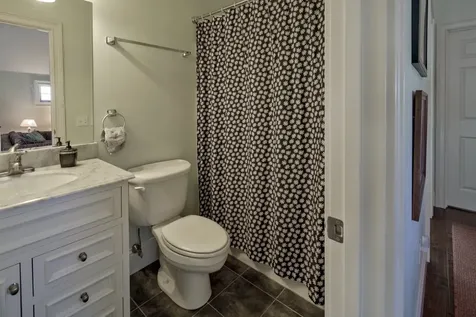 16 Clay Avenue Oak Bluffs MA 02557-1442