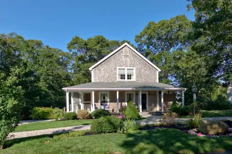16 Clay Avenue Oak Bluffs MA 02557-1442