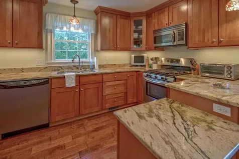 16 Clay Avenue Oak Bluffs MA 02557-1442