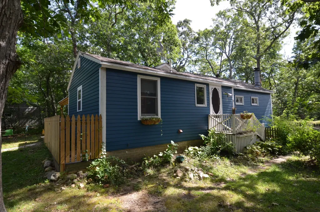 11 Myrtle Avenue Oak Bluffs MA 02557
