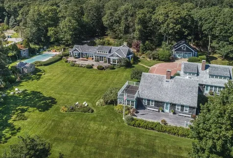 52 Middle Road West Tisbury MA 02575