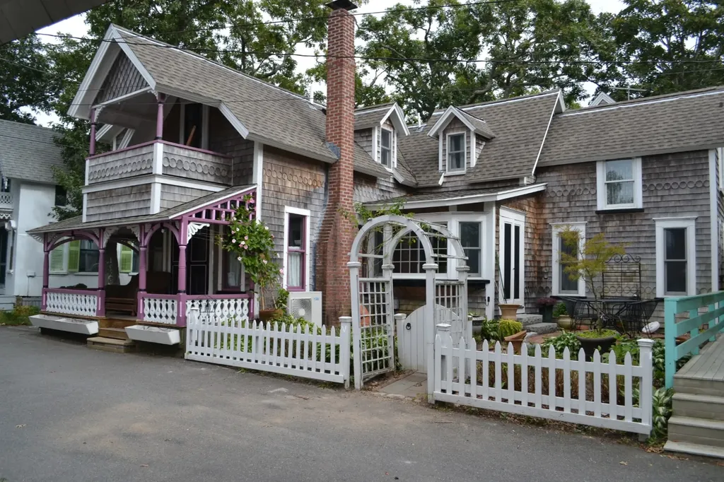 14 Commonwealth Avenue Oak Bluffs MA 02557