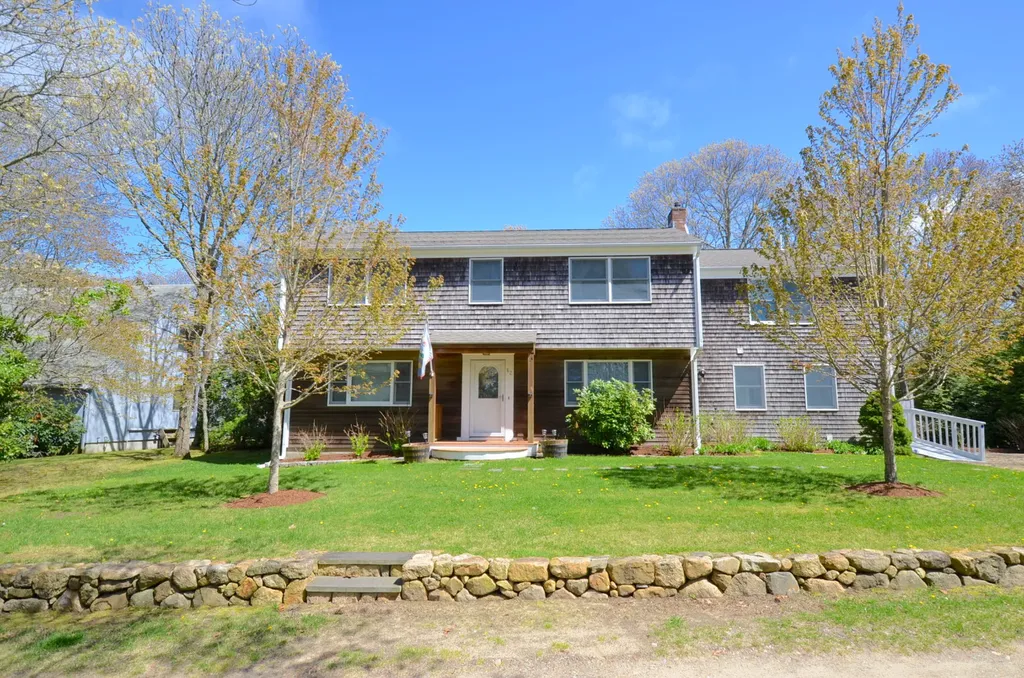 82 Summit Avenue Oak Bluffs MA 02568