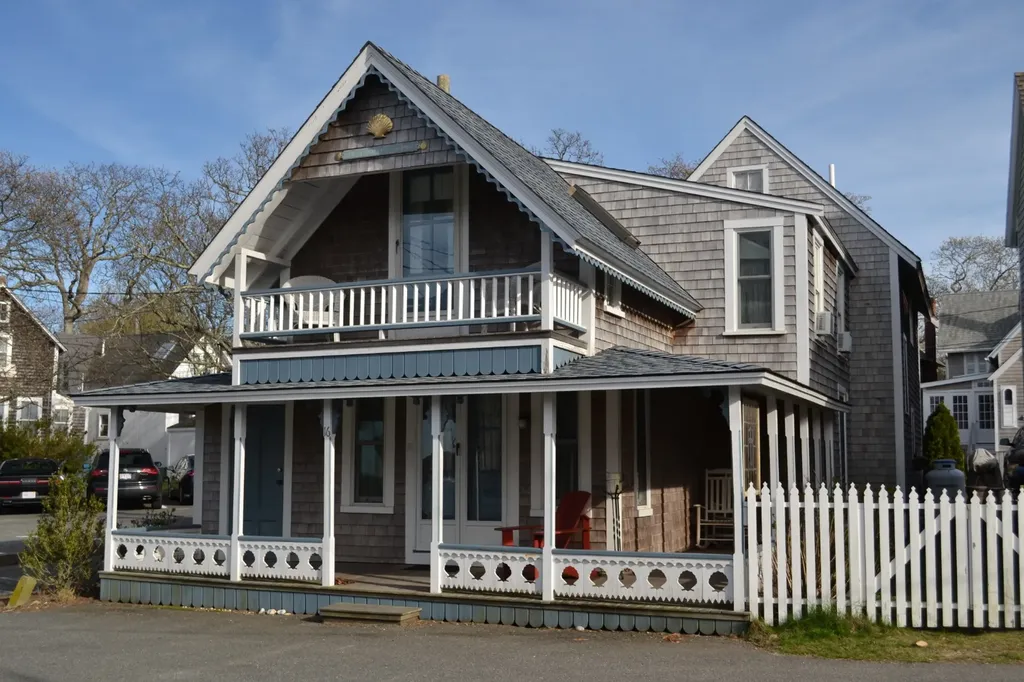 16 Commonwealth Square Oak Bluffs MA 02557