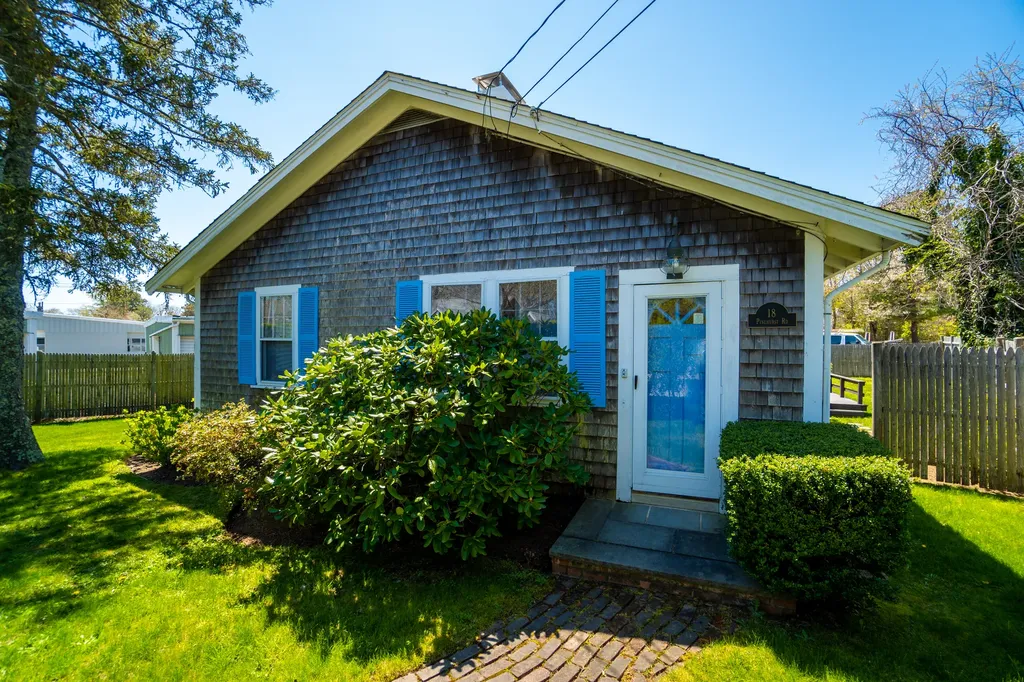 18 Pinehurst Road Edgartown MA 02539