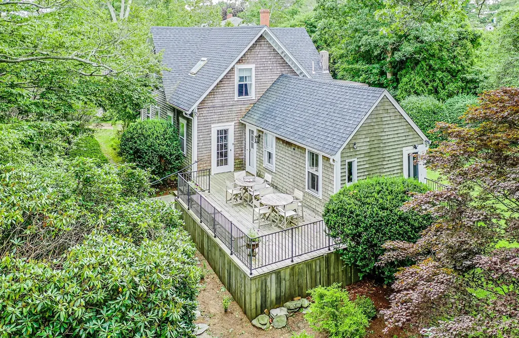 33 Woodlawn Avenue Vineyard Haven MA 02568