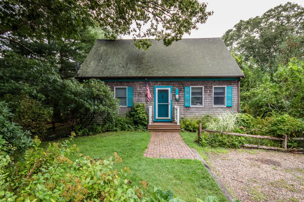 156 West Spring Street Vineyard Haven MA 02568