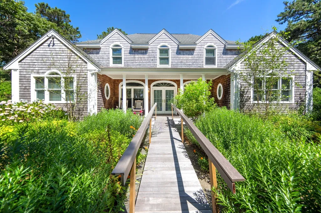 15 North Meadow Lane Oak Bluffs MA 02577