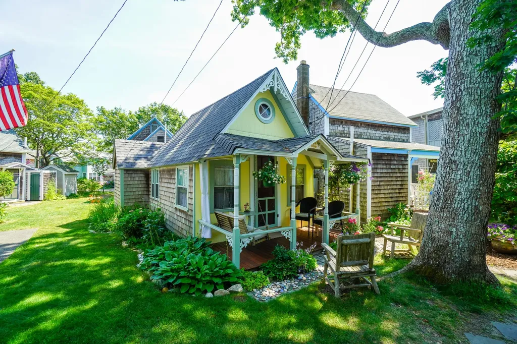 2 Lincoln Avenue Oak Bluffs MA 02557