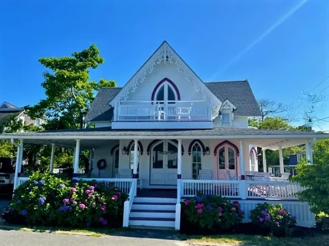 28 Narragansett Avenue Oak Bluffs MA 02557