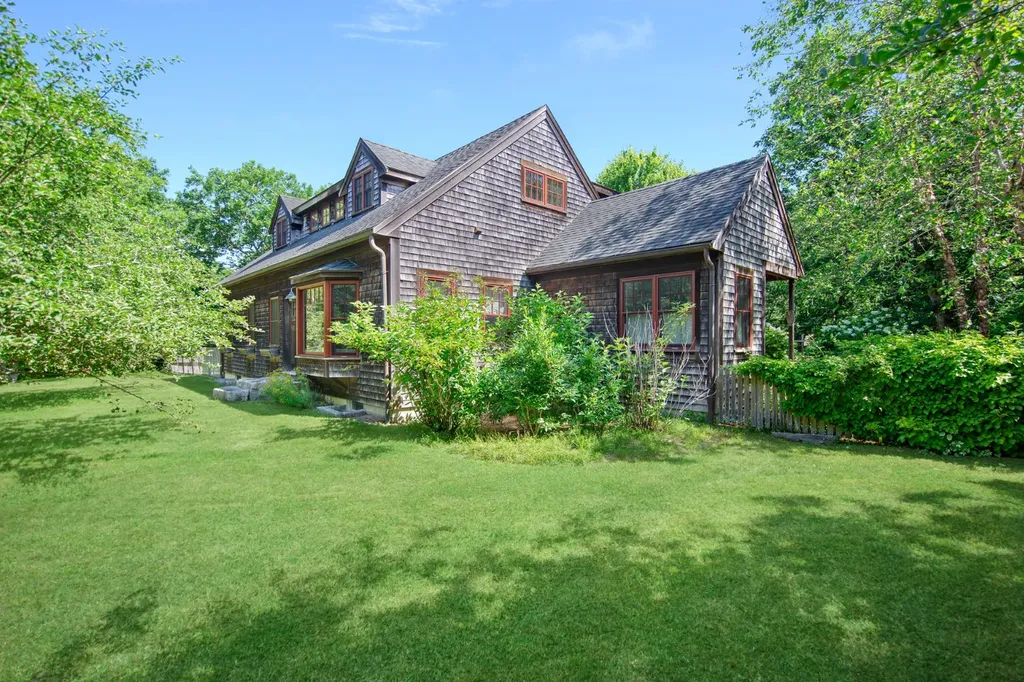10 Crow Hollow Road West Tisbury MA 02575