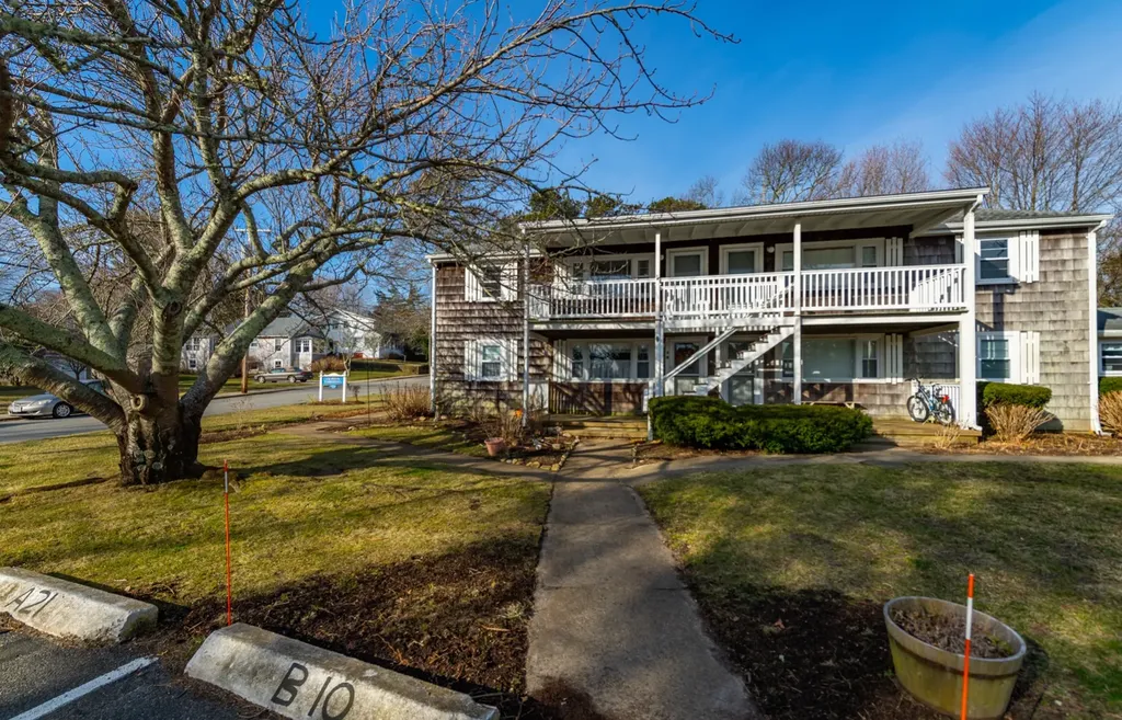 124 Skiff Avenue Vineyard Haven MA 02568
