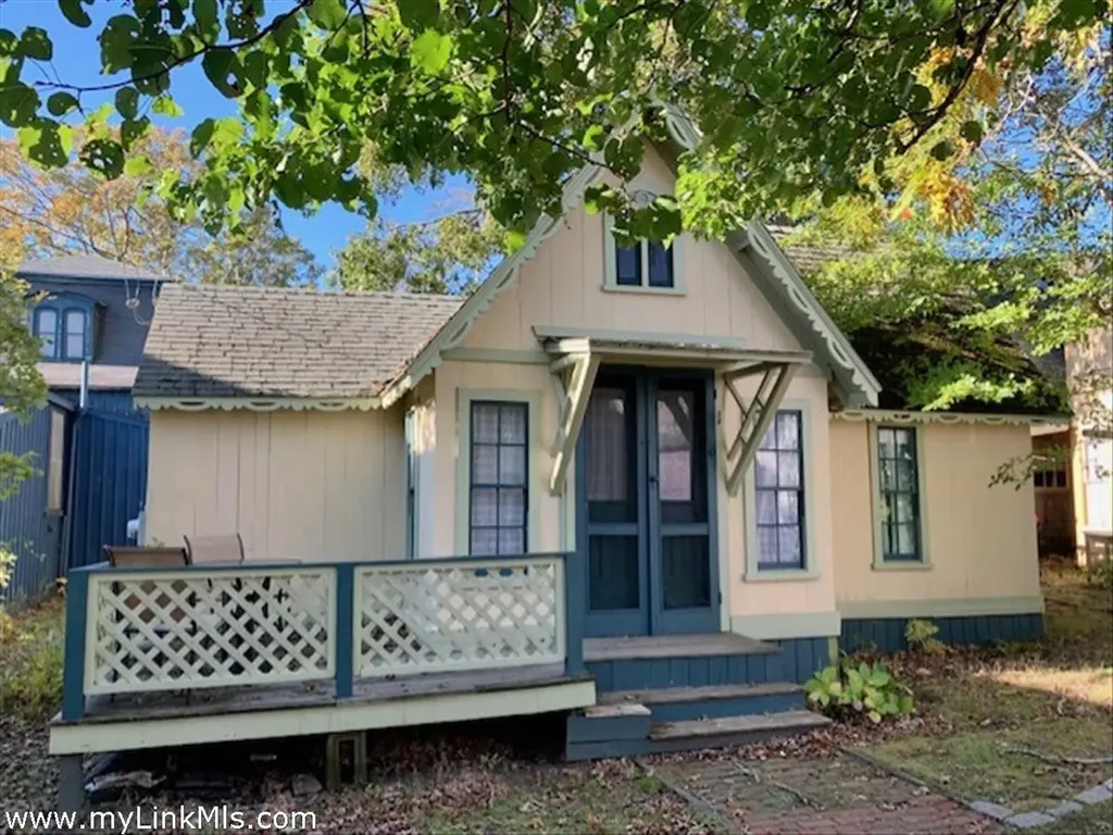1 Pease Avenue Oak Bluffs MA 02557
