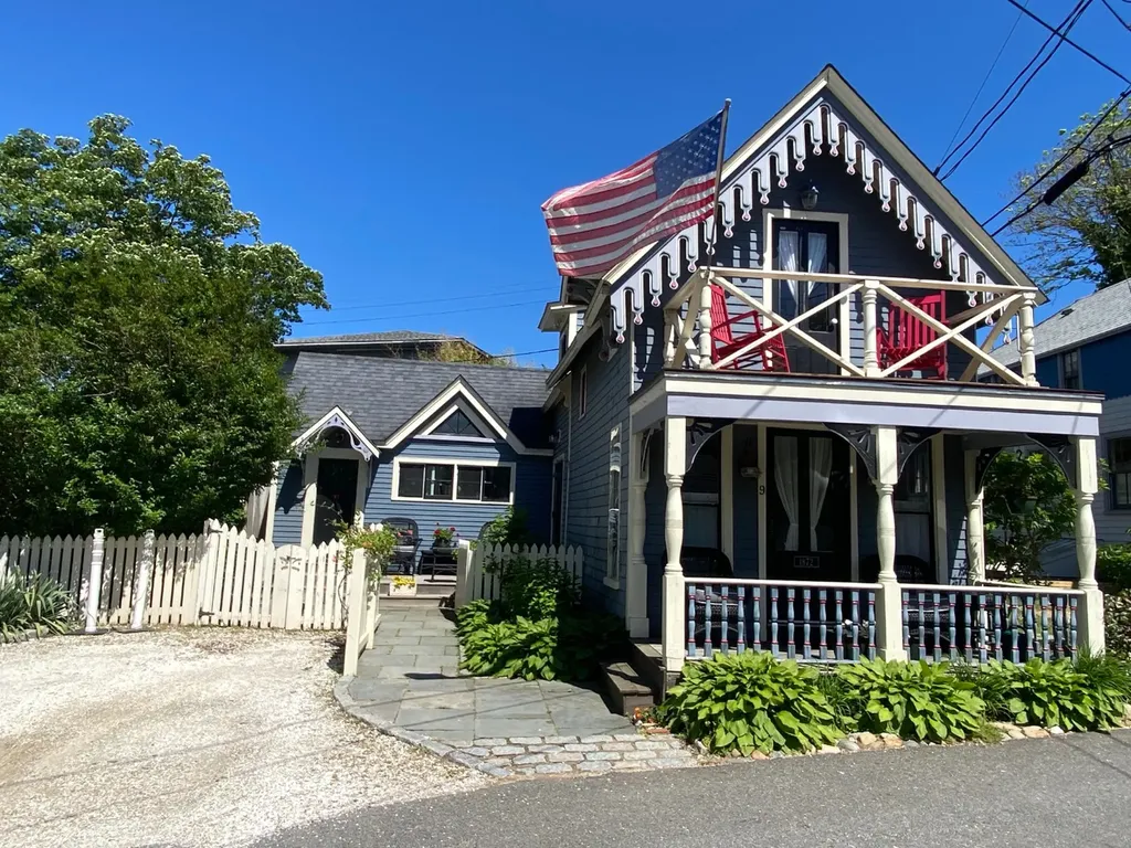 9 Central Avenue Oak Bluffs MA 02557
