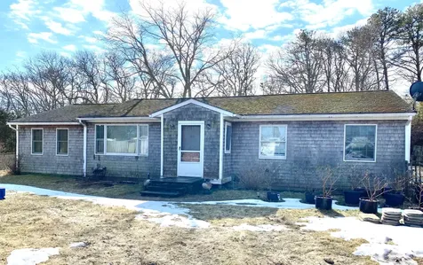 24 Carrolls Way Vineyard Haven MA 02539