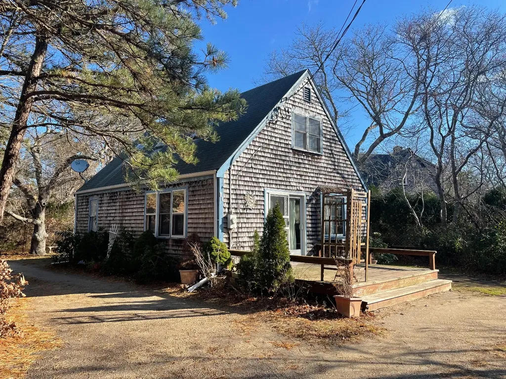 42 Beacon Avenue Oak Bluffs MA 02557