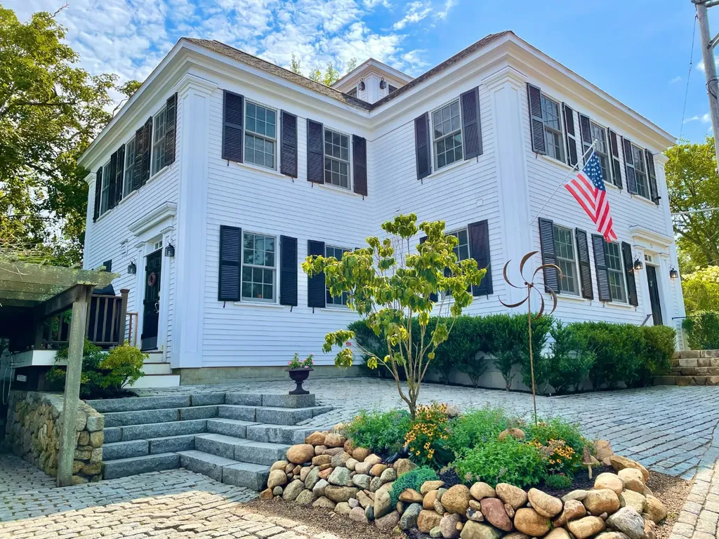 12 Spring Street Vineyard Haven MA 02568