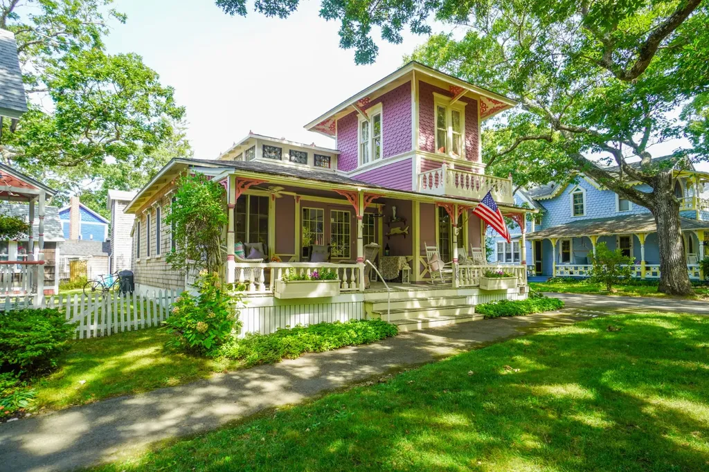 18 Trinity Park Oak Bluffs MA 02557