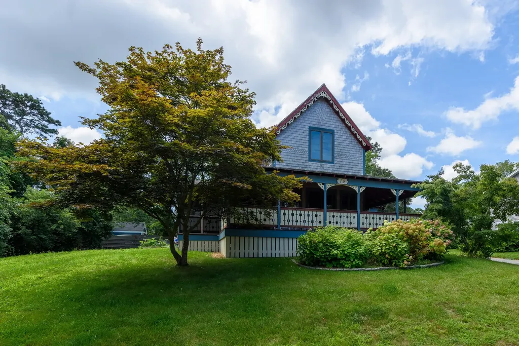 12 Shirley Avenue Oak Bluffs MA 02557