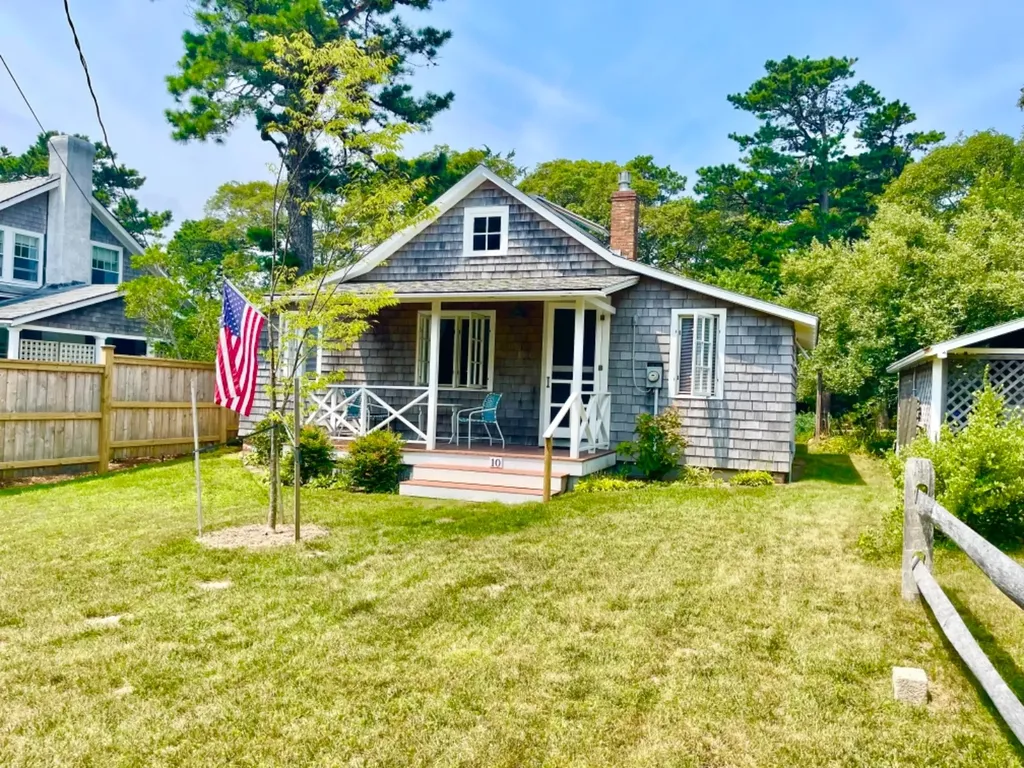 10 Harrison Avenue Oak Bluffs MA 02557