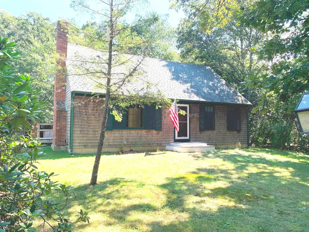 15 School House Village Oak Bluffs MA 02557