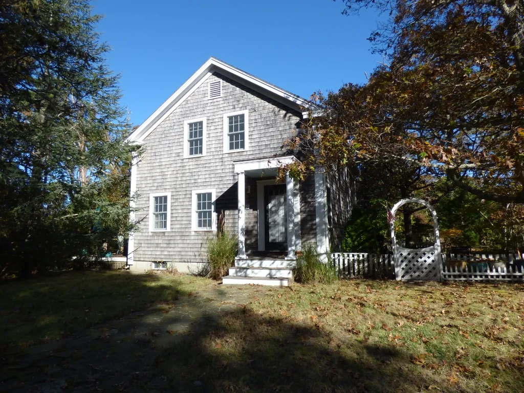 27 Linton Avenue Oak Bluffs MA 02557