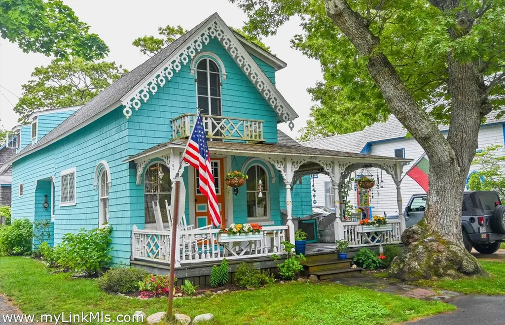 38 Clinton Avenue Oak Bluffs MA 02557
