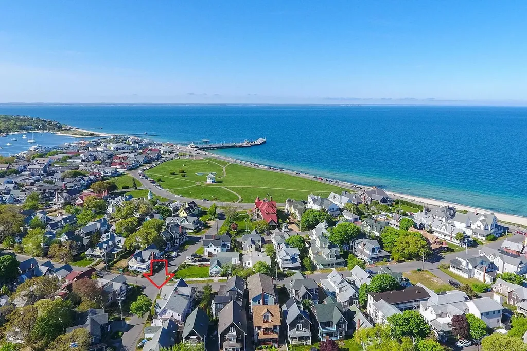 28 Narragansett Avenue Oak Bluffs MA 02557
