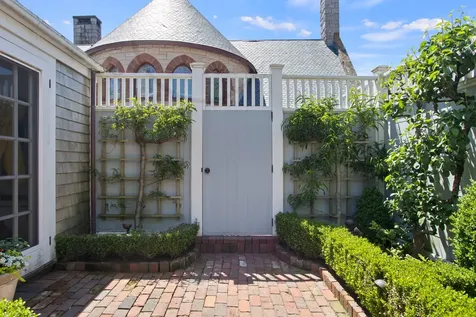 19 Orange Street Nantucket MA 02554