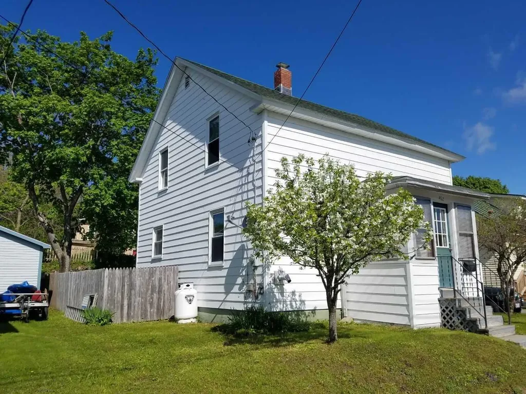 462 Aroostook Avenue Millinocket ME 04462