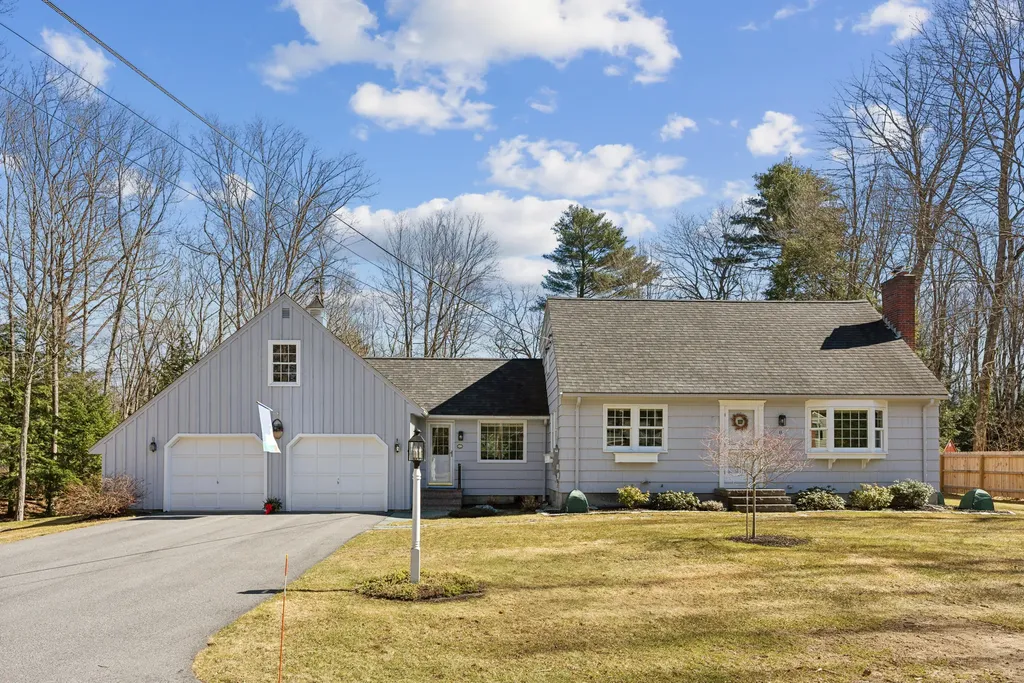 8 Crystal Lane Cumberland ME 04021