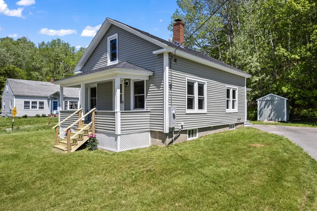 18 Middle Street Topsham ME 04086