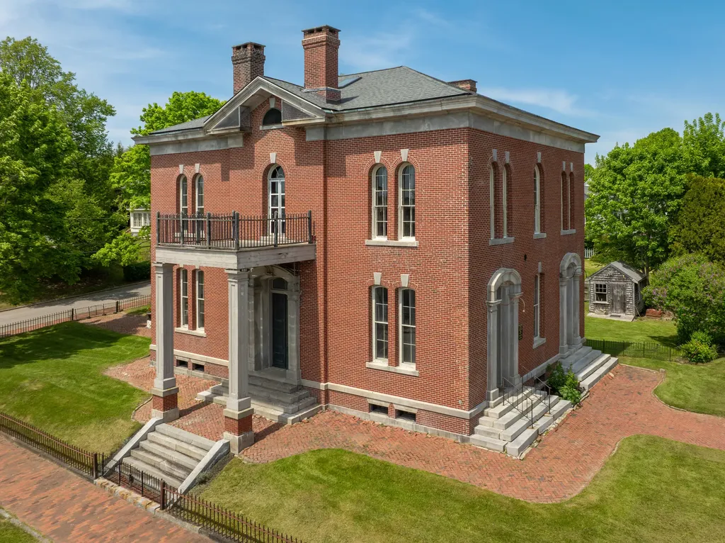 7 Middle Street Wiscasset ME 04578