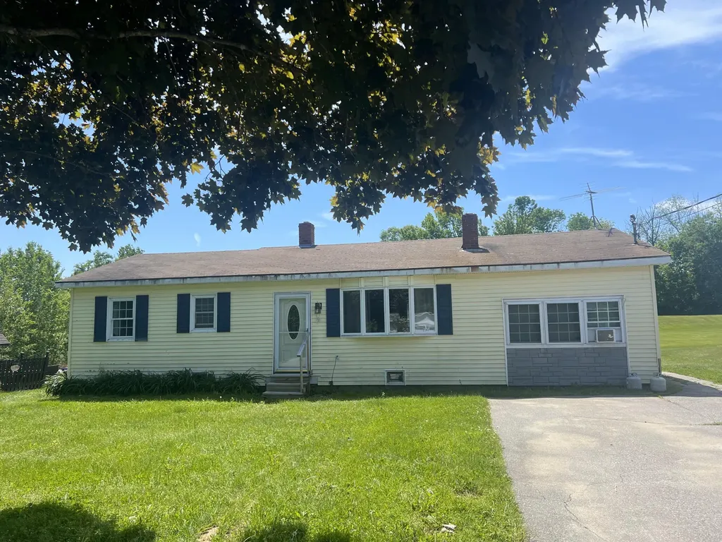 32 Lunt Road Newport ME 04953