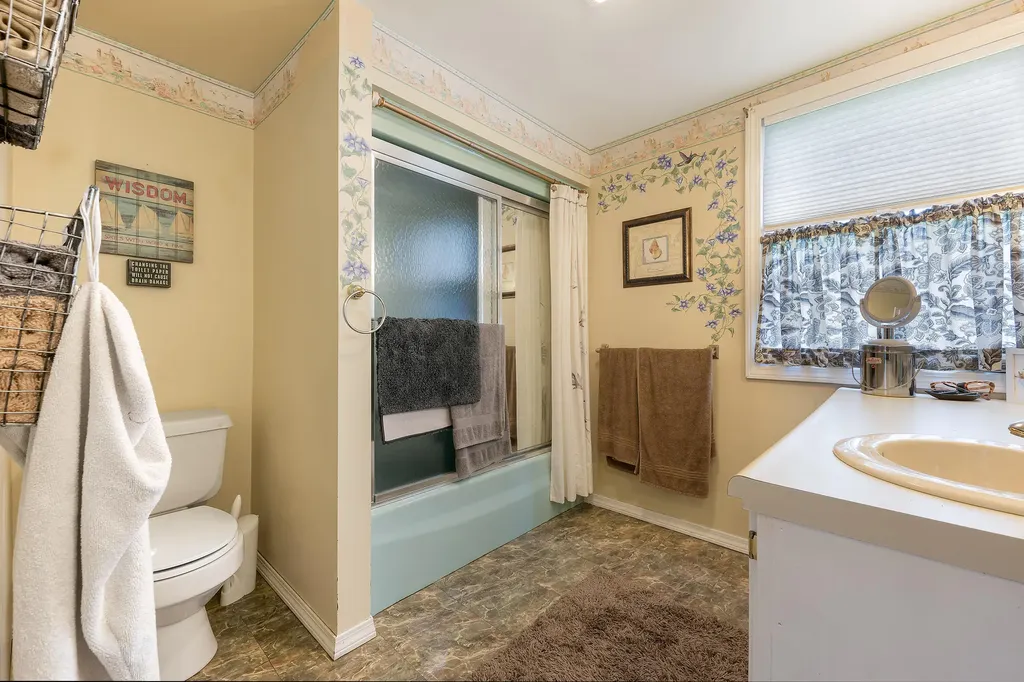 14 Lake Street Oxford ME 04270