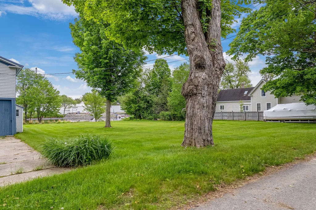 14 Lake Street Oxford ME 04270