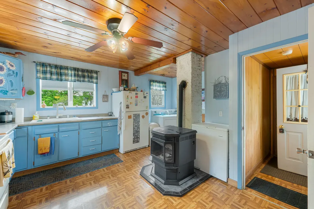 14 Lake Street Oxford ME 04270