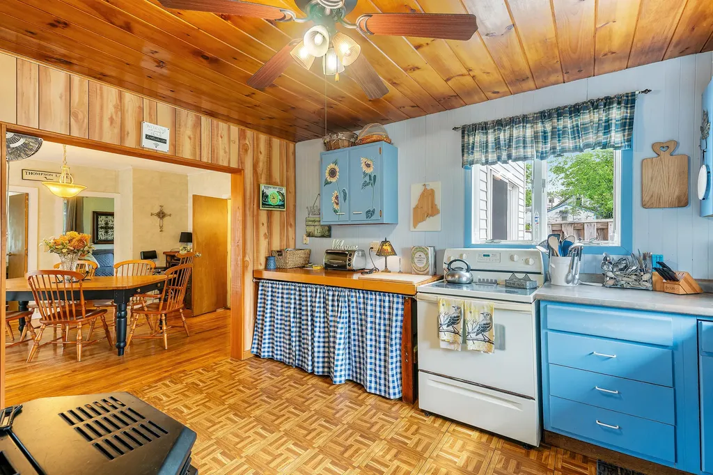 14 Lake Street Oxford ME 04270