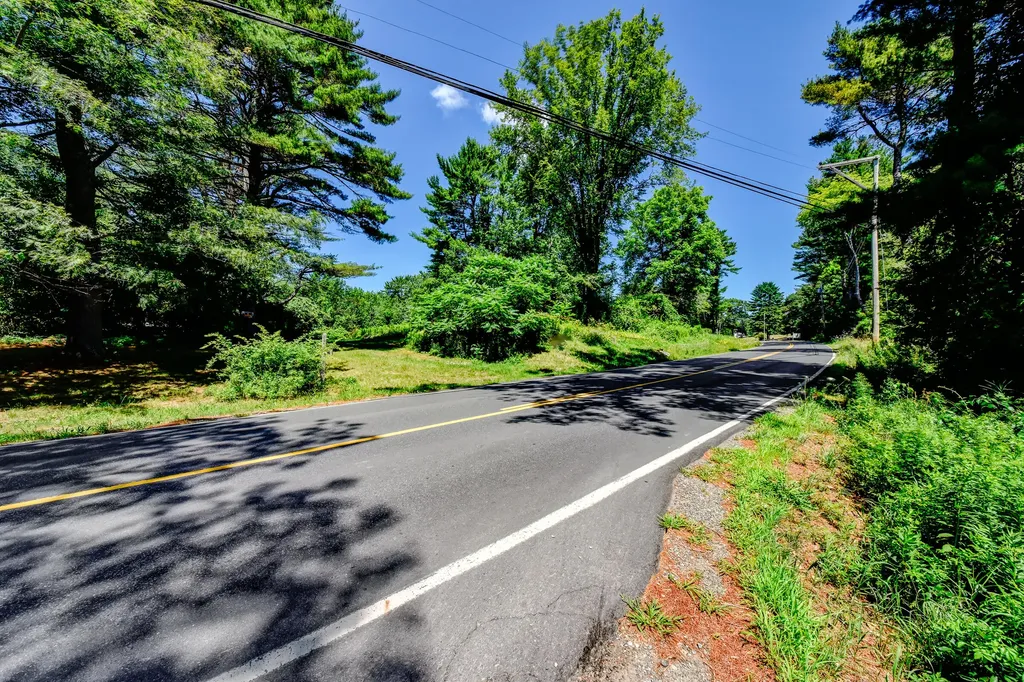 342 River Road Edgecomb ME 04556