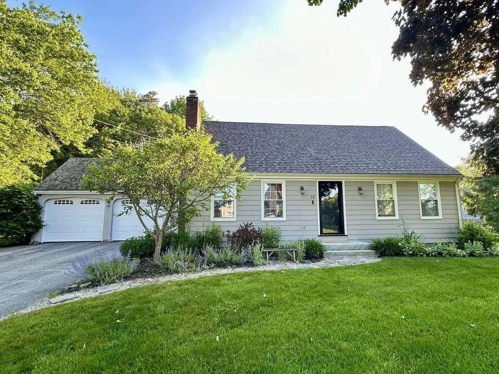 13 Lawn Avenue Cumberland ME 04021
