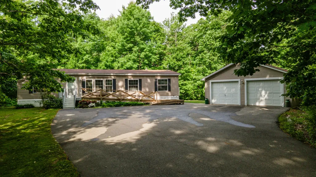 14 Bennett Lane Gardiner ME 04345