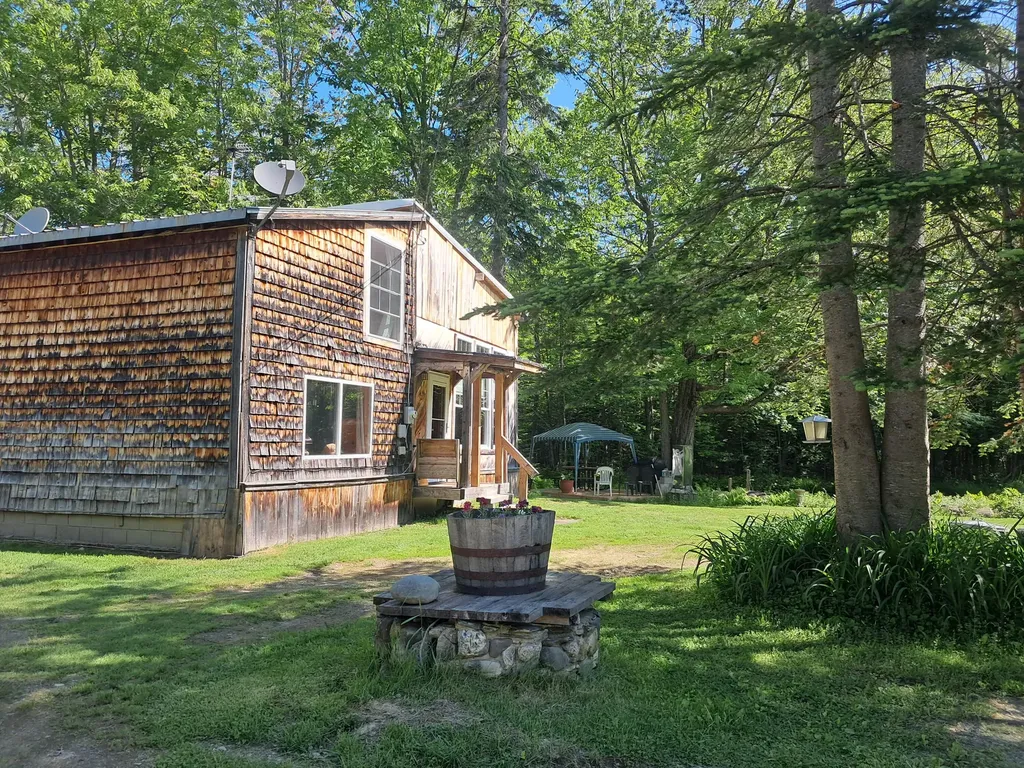 5 Hovey Road New Sharon ME 04955