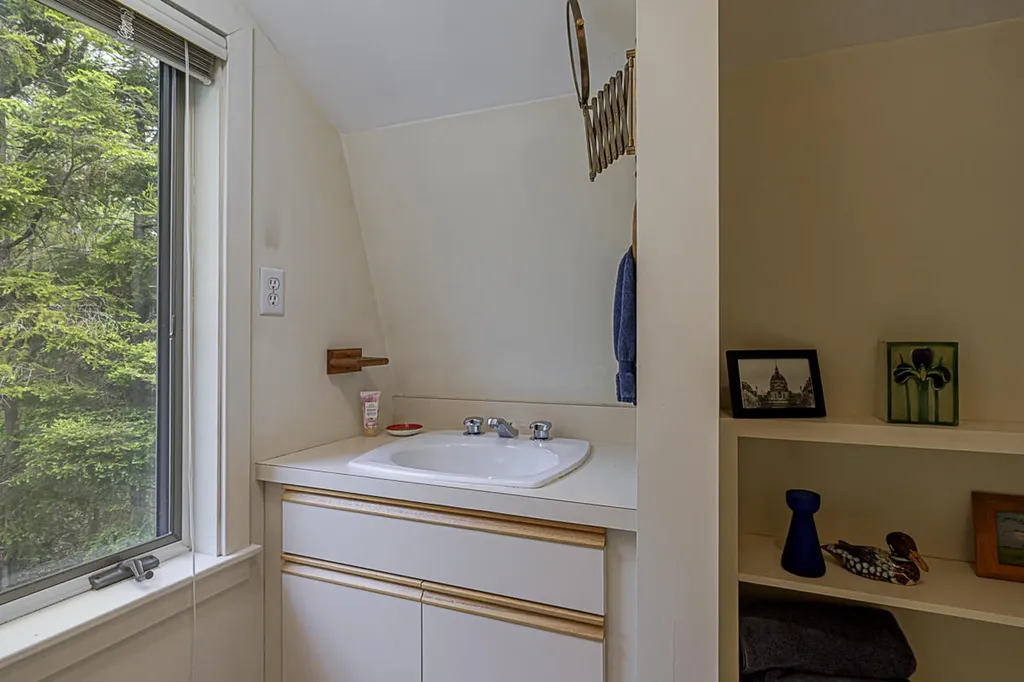 585 Bay Road Brooklin ME 04616