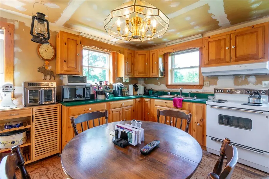 660 Old County Road Rockland ME 04841