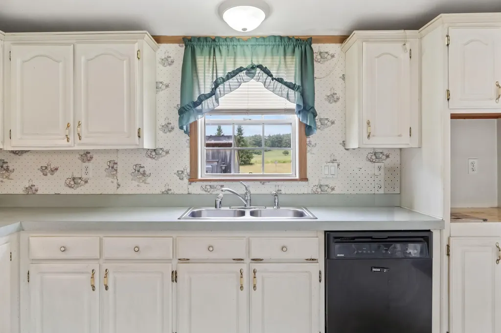 47 Pittston Road Whitefield ME 04353
