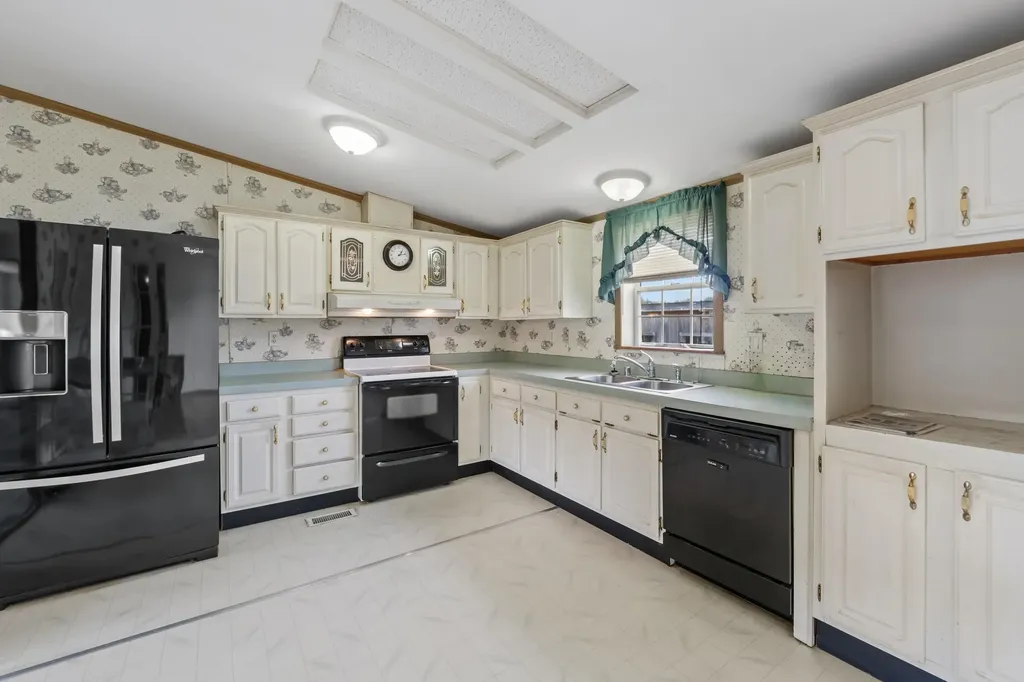 47 Pittston Road Whitefield ME 04353