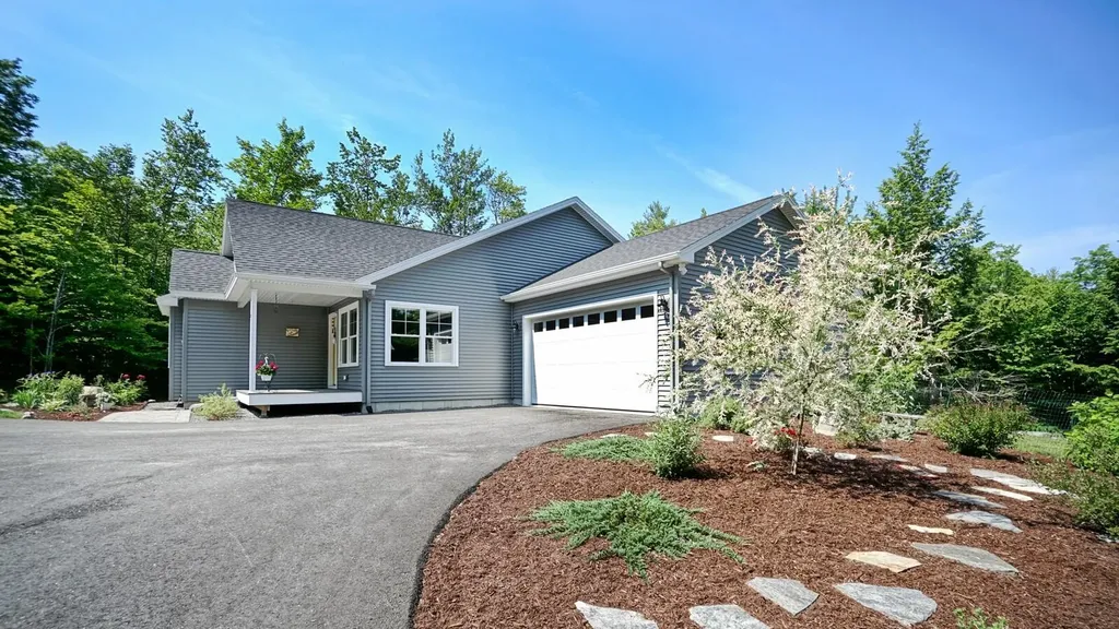 33 Whitney Way Raymond ME 04071