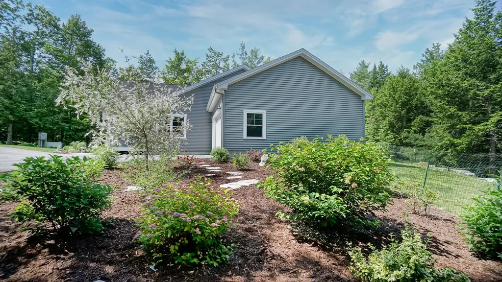 33 Whitney Way Raymond ME 04071